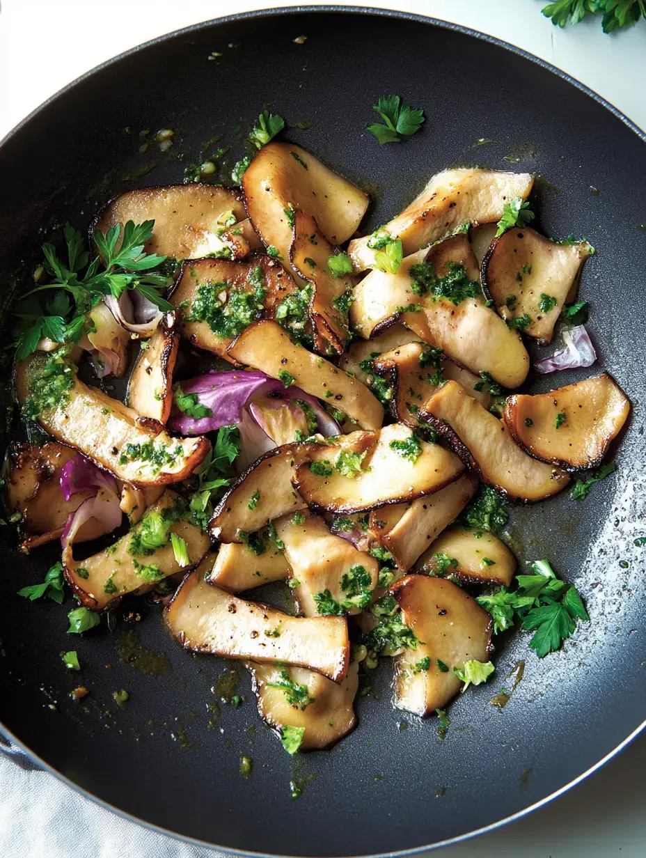 Une poêle avec des champignons sautés, garnis d'herbes fraîches et d'oignons.