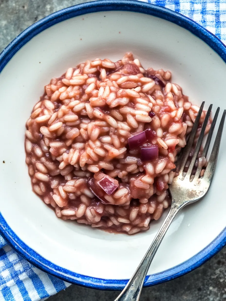 Risotto crémeux au vin rouge et oignons caramélisés