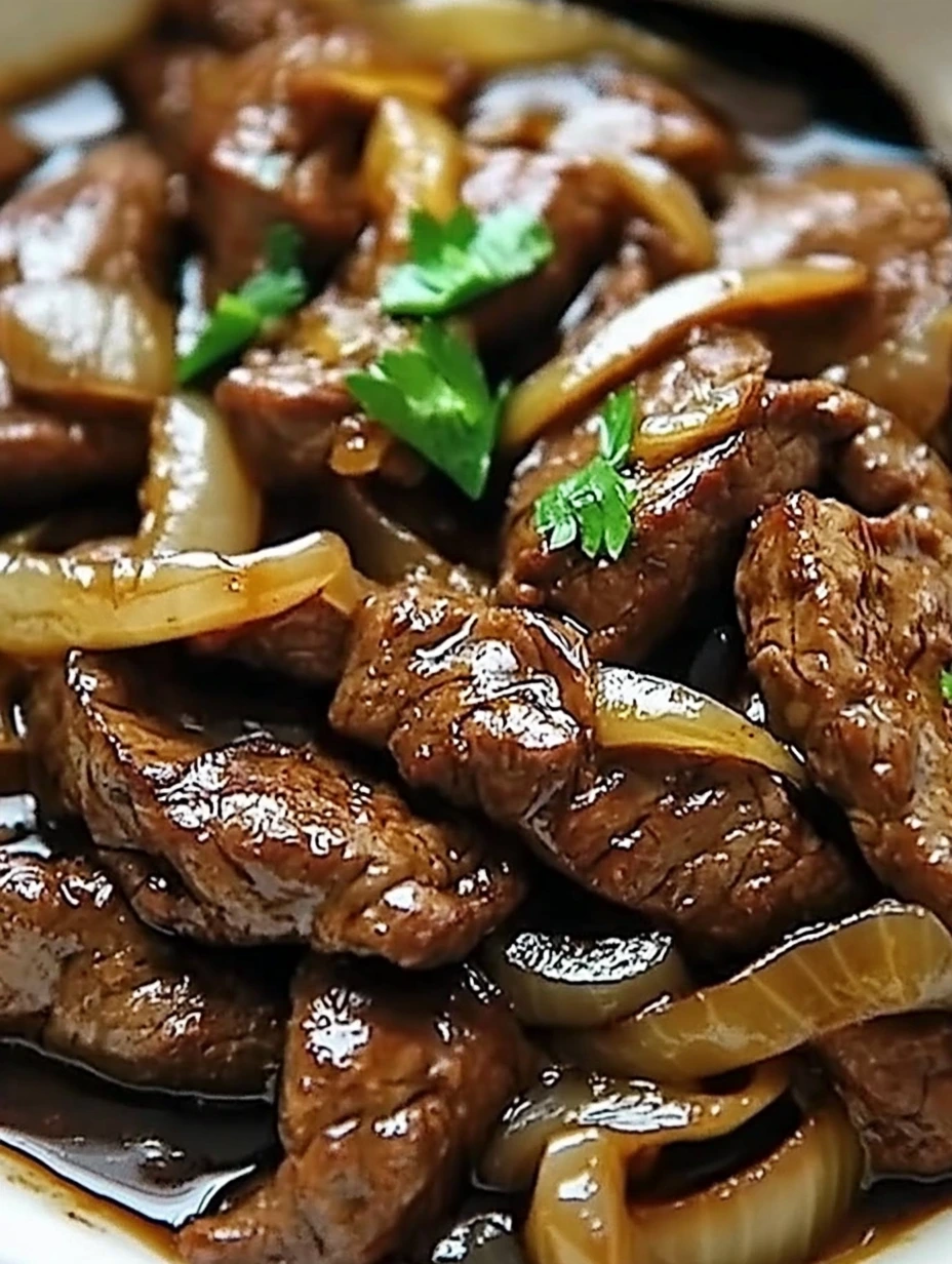 Un savoureux plat de boeuf caramélisé avec des oignons.