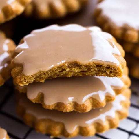 Une pile de biscuits glacés avec un biscuit coupé en deux pour montrer la garniture.