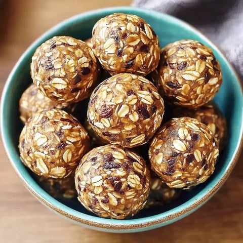 Un bol rempli de boules énergétiques à l'avoine et au chocolat.