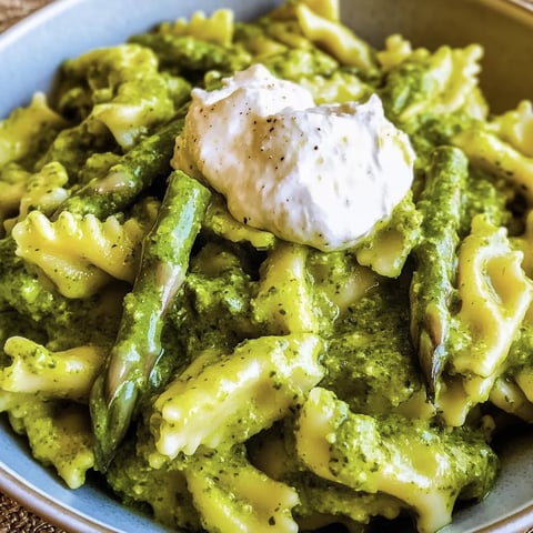 Pâtes au pesto d’ail des ours, asperges vertes et burrata