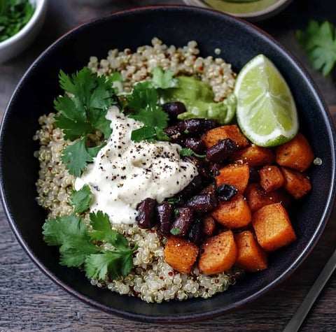 Quinoa bowl aux patates douces et haricots noirs