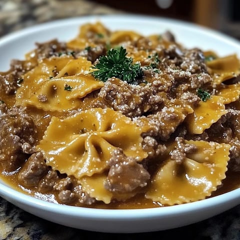 Assiette de papillon avec viande hachée par-dessus.